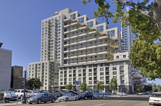 Building Photo - Stunning Two-Story Treo Residence in Littl...