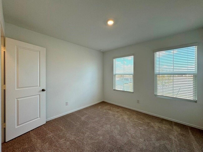 Building Photo - 184 Chapel Beck Dr