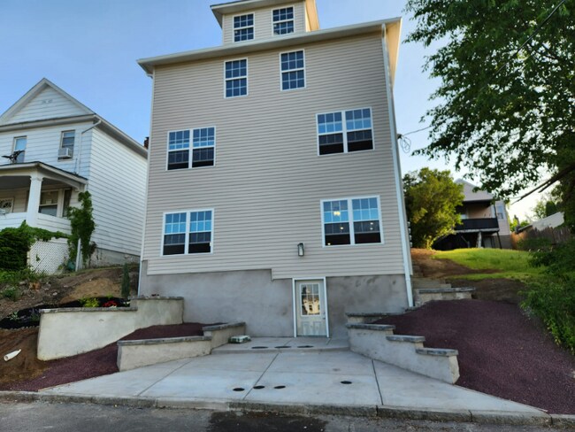 Building Photo - 19 Rutter St