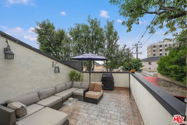 Building Photo - 1335 N Fairfax Ave
