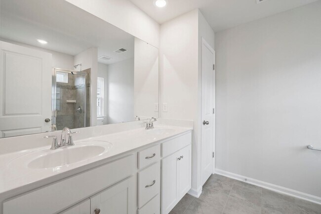 Building Photo - Almost Brand New Home 4 Bedroom with 2.5 b...
