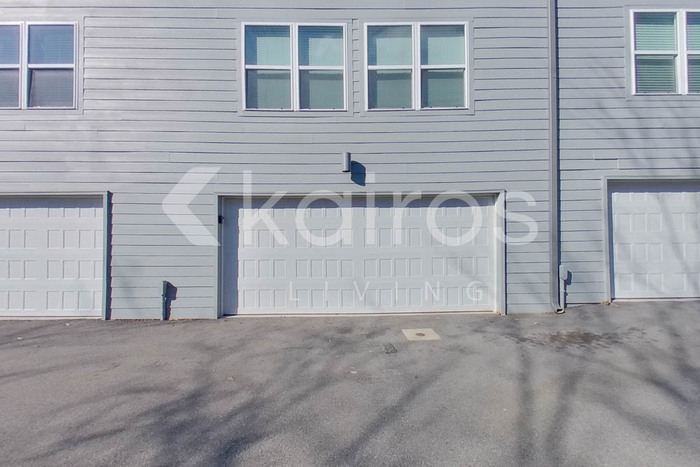 Building Photo - 1636 S Razorback Rd
