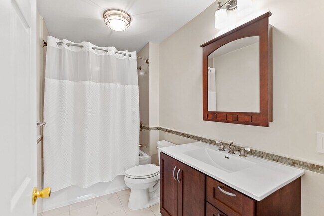 Building Photo - Spacious Kent Home | 6 Bed | 4 Bath | 4,000 Sf | Front Porch + Backyard | Detached 4-Car Garage