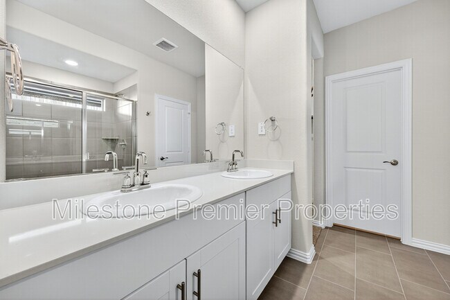 Building Photo - 2121 Gustavus Dr