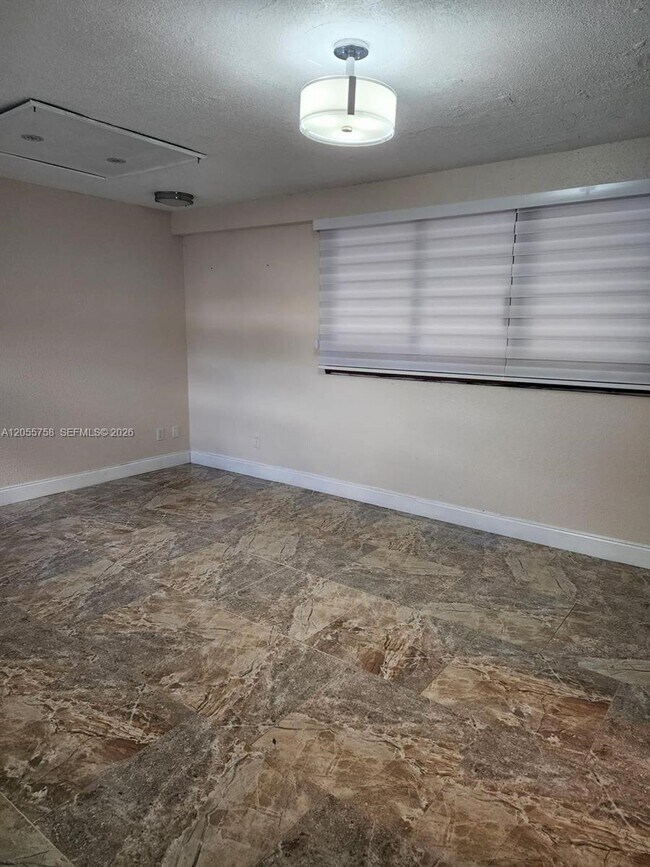 Building Photo - 11130 N Lakeview Dr