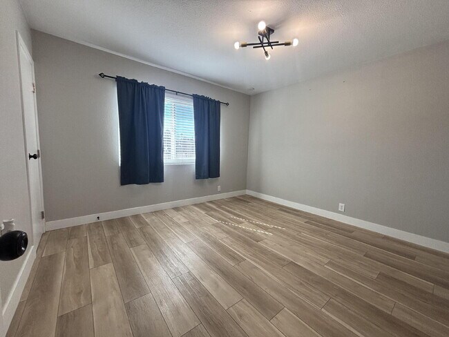 Building Photo - 3BR/2BA Single-Story — Minutes to Strip & Airport