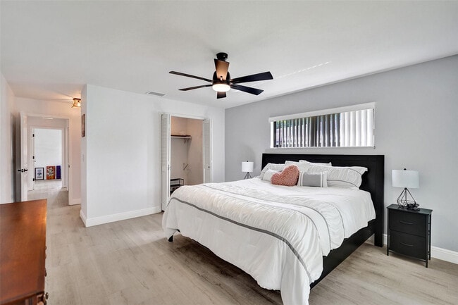 Building Photo - 4840 Greentree Ln