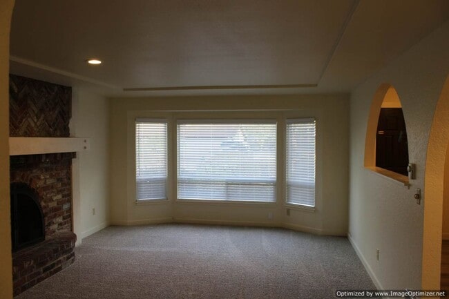 Building Photo - Updated One-Story 2-Bedroom Duplex with Ga...