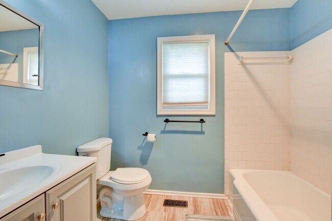 Building Photo - 609 Birch Dr