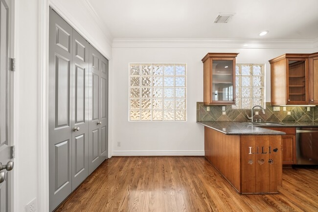 Building Photo - 1902 Greenwich Pl Dr