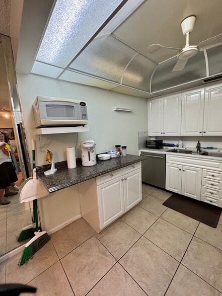 Building Photo - 4007 Yarmouth a