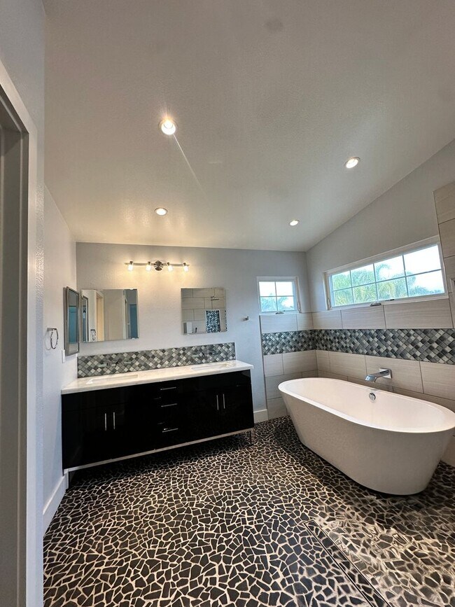 Building Photo - Spacious Living with Room to Grow