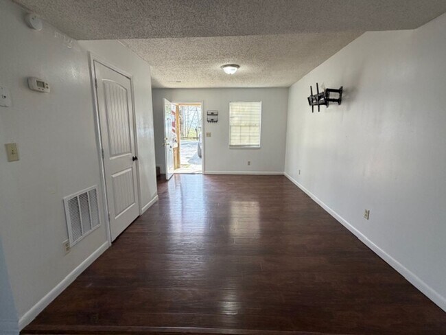 Building Photo - 2 Bedroom 1.5 Bath Duplex