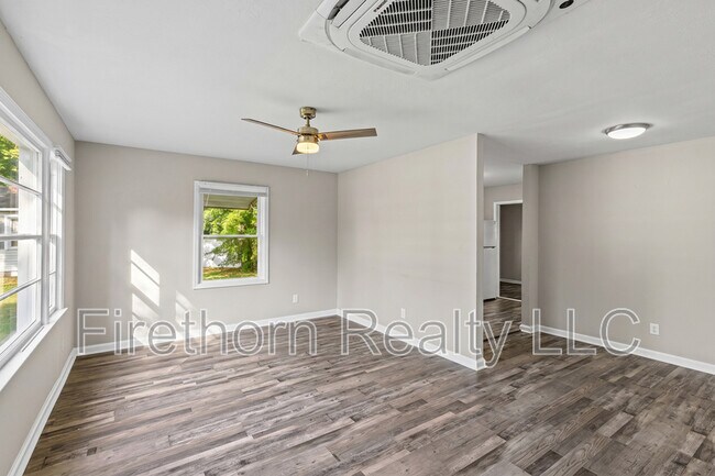 Building Photo - 2541 Rhodes Dr