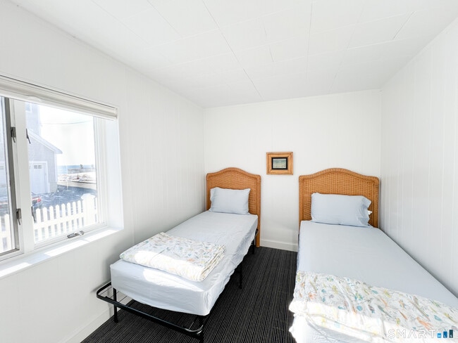 Building Photo - 54 Milesfield Ave