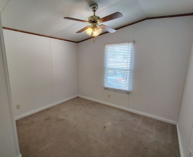Building Photo - 225 Community Dr