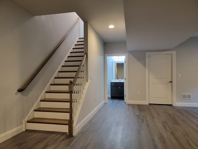 Building Photo - 213 Buckton Dr