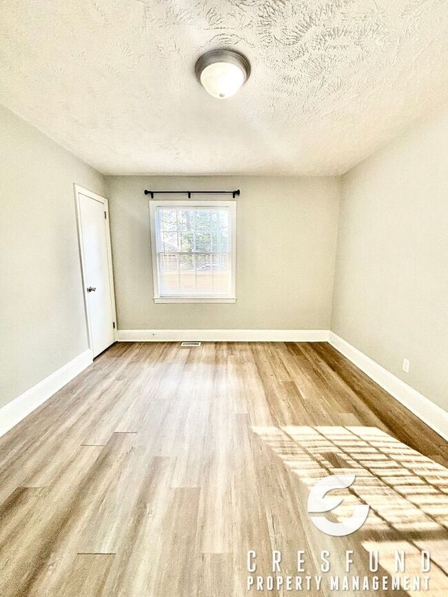 Building Photo - Adorable 2 Bedroom 1 Bathroom Ready for Mo...