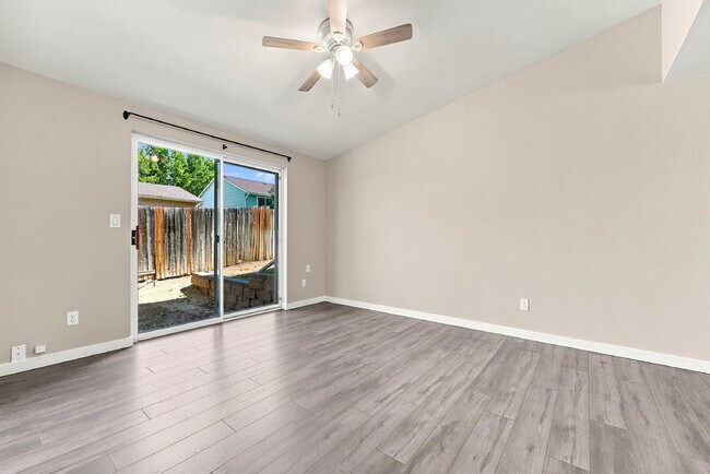 Building Photo - $1,295.95 1 bed, 1 bathroom, located in Aurora with a washer and dryer.
