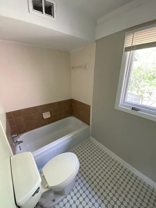 Building Photo - 128 Inglewood Way