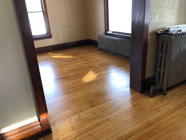 Building Photo - 1030 N 5th St