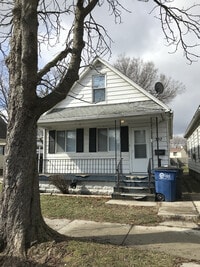 Building Photo - 2 Bedroom House with Bonus Room