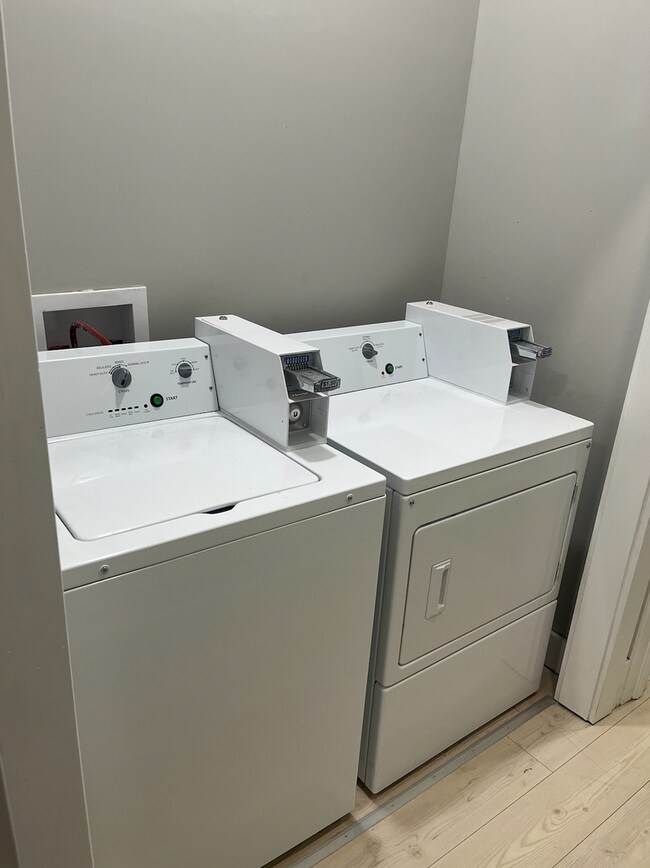Building Photo - Beautifully Renovated 1 Bed 1 Bath