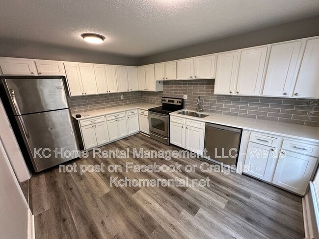 Building Photo - 708 NW Mock Ave