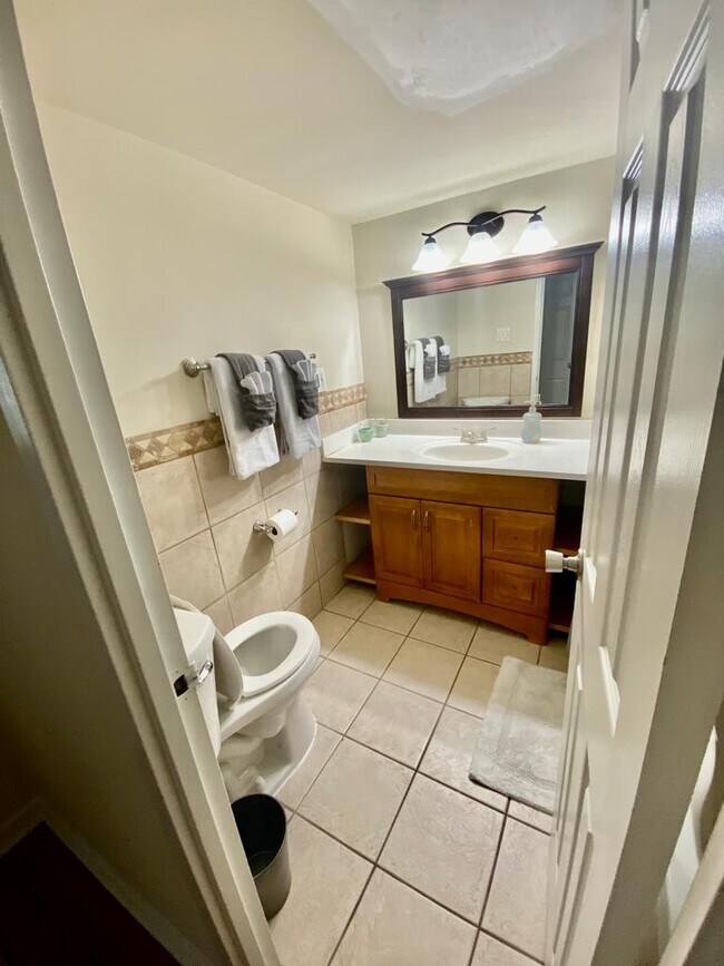 Building Photo - 2624 Redcoat Dr