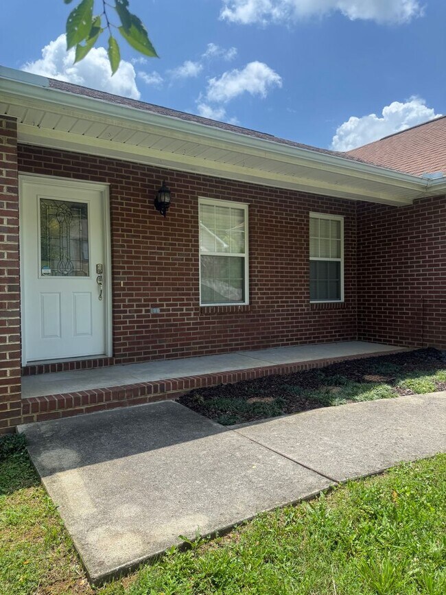 Building Photo - Seymour 37865 - 3 Bedroom, 2 Bath Home with a 3-Car Garage - Contact Lisa Vineyard and Shannon Ru...