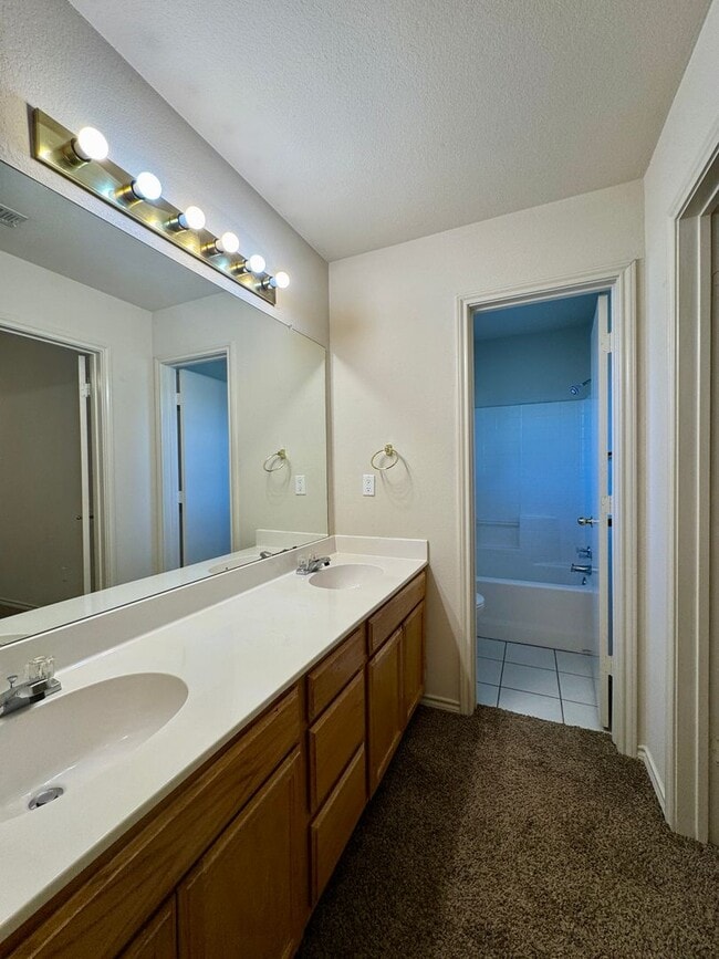Building Photo - Duplex *LEASING SPECIAL AVAILABLE*