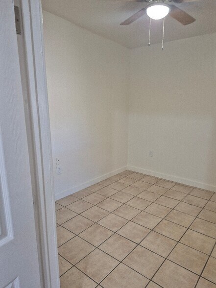 Building Photo - 613 W 41st St