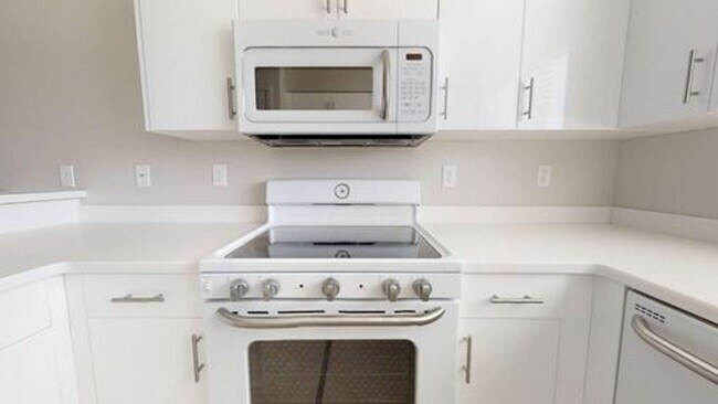 Building Photo - 2 BED 1 BATH CONDO ON THE GROUND FLOOR