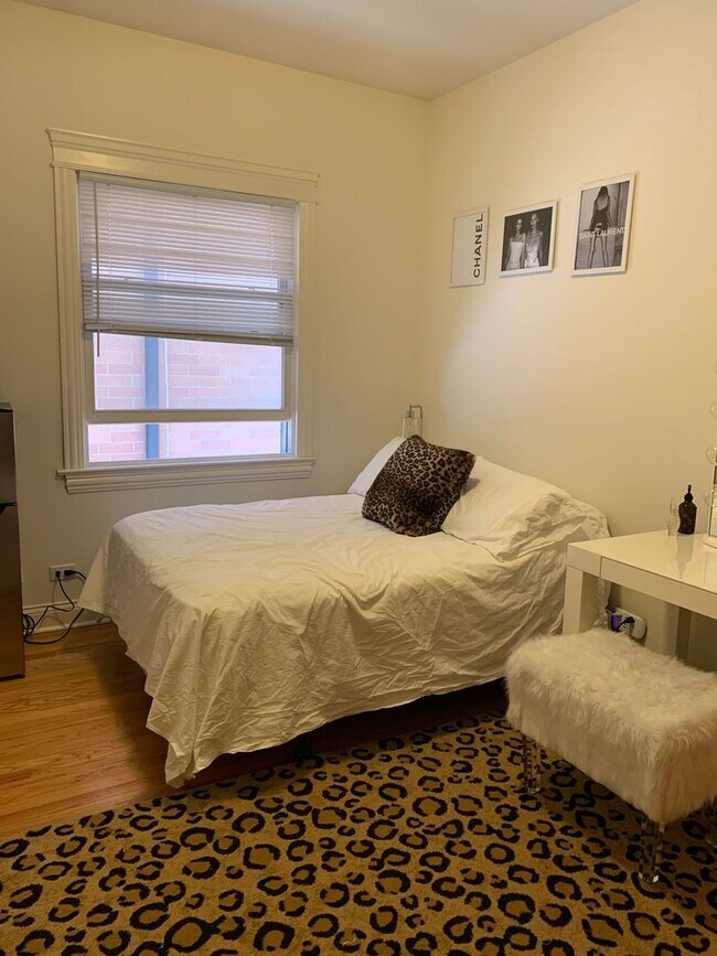 Building Photo - Very Spacious 5 BR/3 BA Duplex in Lincoln ...