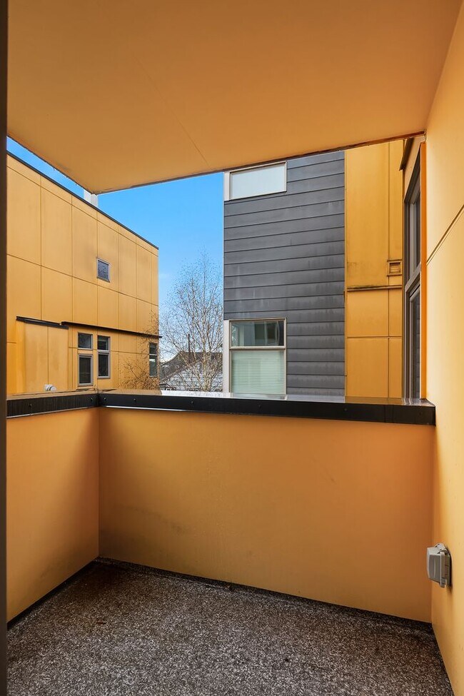 Building Photo - North Beacon Hill Townhome Living!