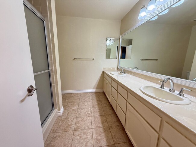 Building Photo - HUGE 2BD/2BA Bankers Hill Condo! ASSIGNED GARAGE PARKING! POOL!