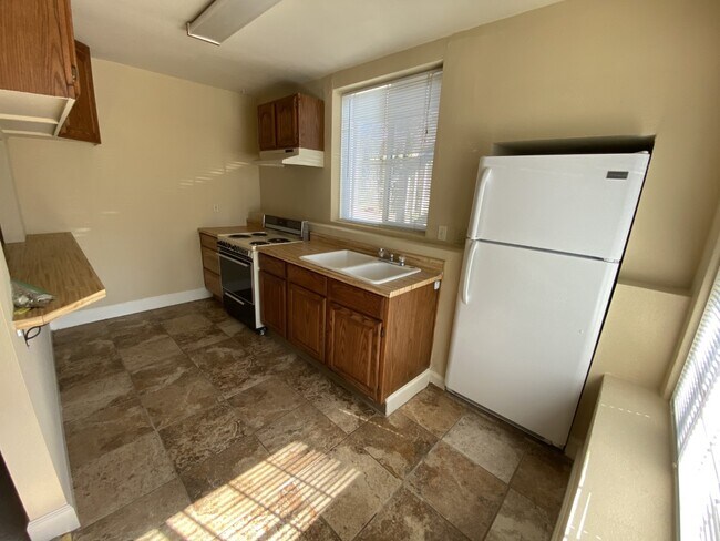 Building Photo - 1054 Stuart St