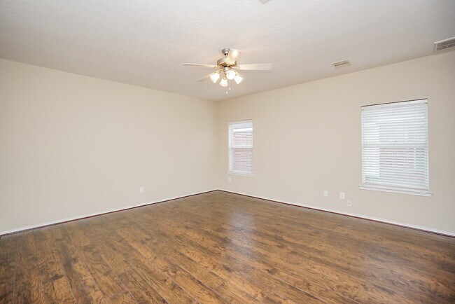 Building Photo - 1323 Colonial Manor Dr