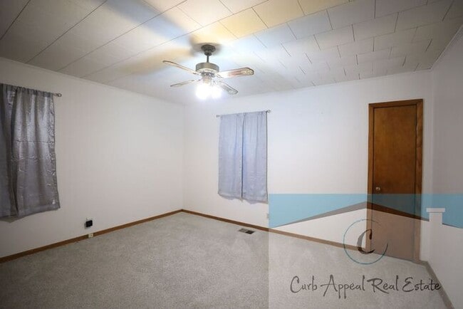 Building Photo - Move in special $850!! Spacious 3 bed/1 bath home!!