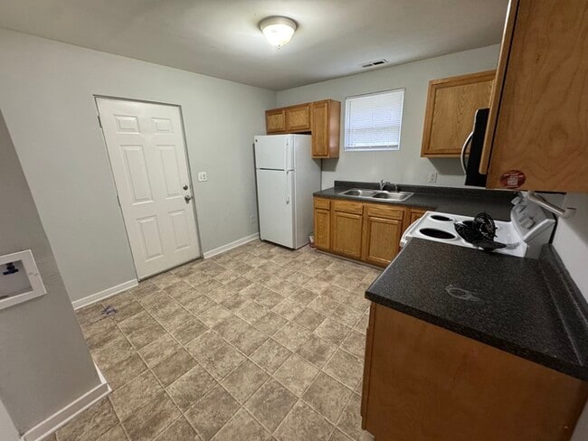 Building Photo - Description: Adorable one bedroom on secon...