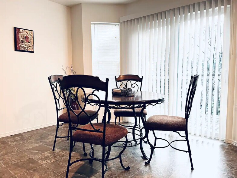 Bright Breakfast nooks - 204 SW Moorea Ln
