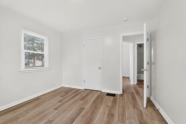 Building Photo - 176 Robinwood Ave