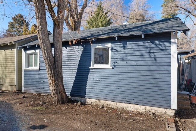 Building Photo - Beautiful Unit in the Heart of Bend!