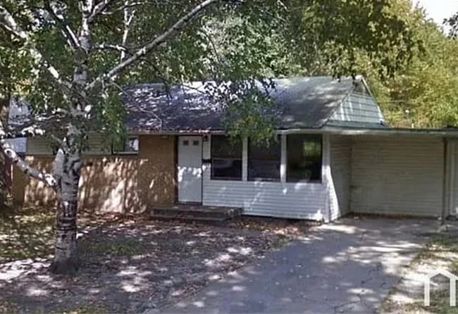 Primary Photo - Available November 2025. 4 bedroom, 1 bath...