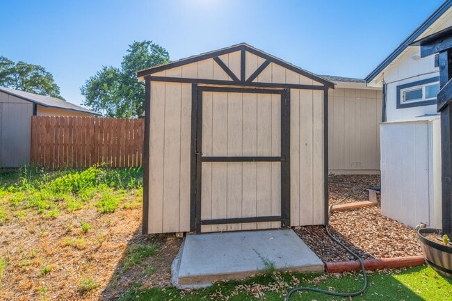 Building Photo - Adorable Studio Apt in Cottonwood - Dog Friendly! Available NOW!