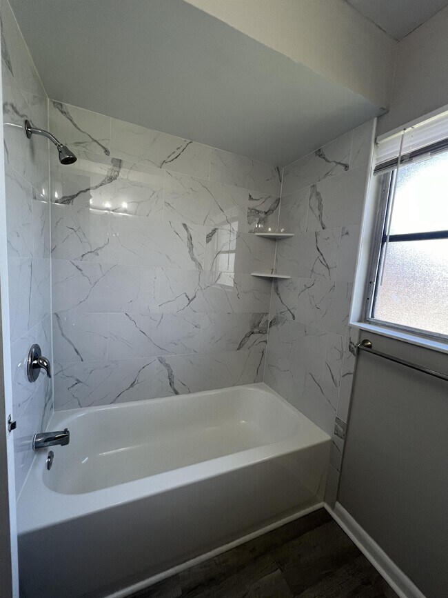 Building Photo - 1920 W Lakeview Blvd