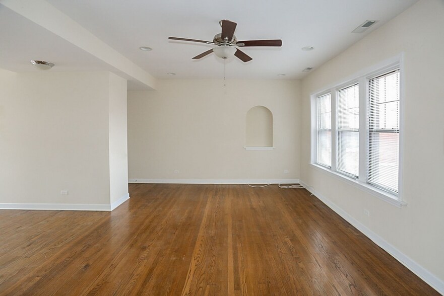 Building Photo - 1819 W Leland Ave