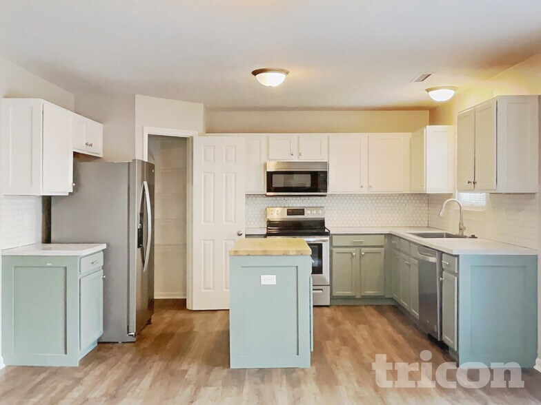 Building Photo - 7538 Mather Ln