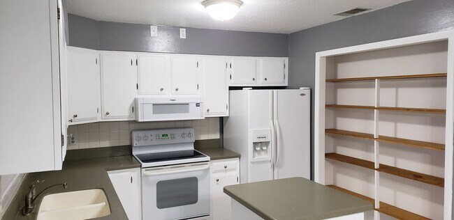 Building Photo - 3 bed, 2 bath 1 car garage