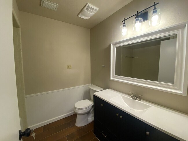 Building Photo - WHISPERING OAKS RARE FIND 3 BD/2 BA AVAILABLE APRIL 7TH!